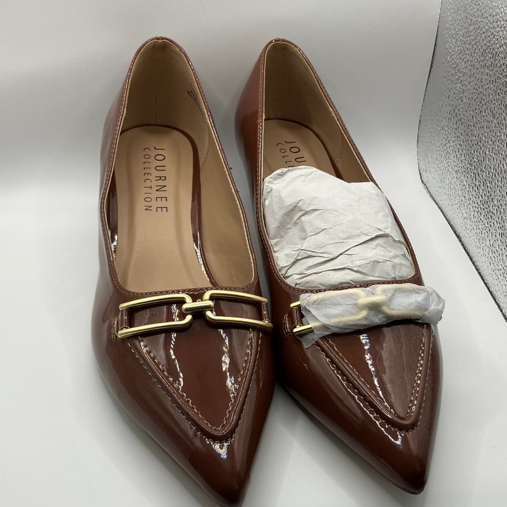 Journee Collection Women's Tan Pointed Loafers